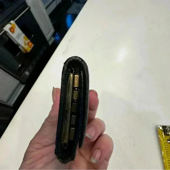 Louis Vuitton Black Leather Epi Key Holder 4 Rings Date Code  CA1907 unisex - Picture 13 of 16